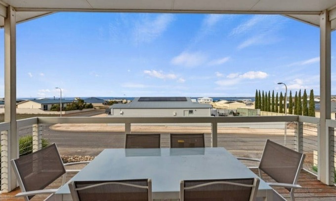 Para Wurlie House | Sea's the Day - Spacious, Sea Glimpses from Balcony!