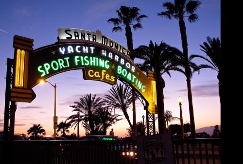 Downtown Apartment | Sea & Sky 2 Bed Escape Apt in Santa Monica with FREE PARKING