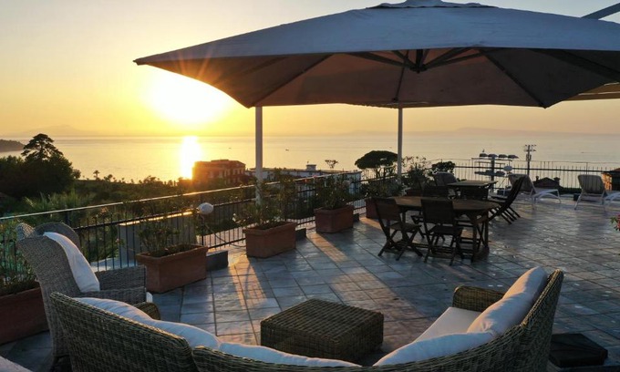 Sorrento City Centre Apartment | Sea&Skyview