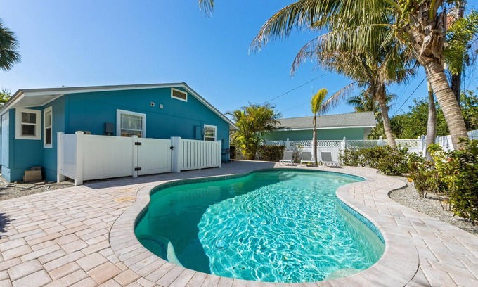 Anna Maria House | Sea Spray 5: *Heated Pool *Steps to beach *Close to shops and dining