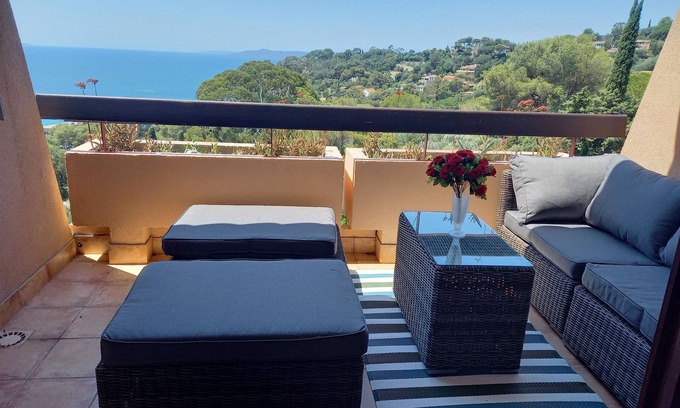 Le Rayol Apartment | Sea view apartment 300 m from the beach