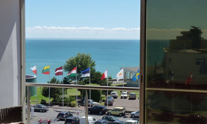Granville Apartment | Sea-view apartment close to the beach, harbors and shops.