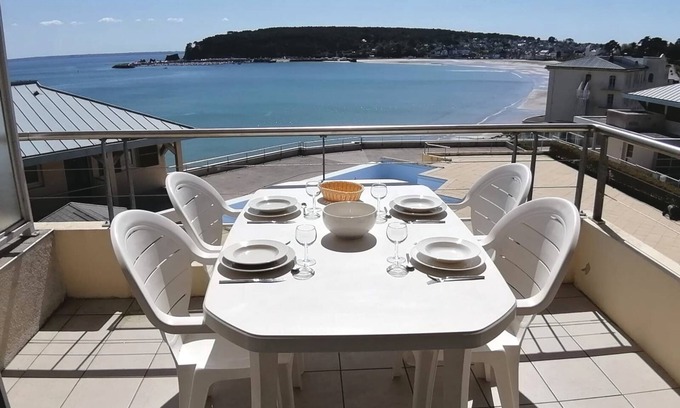 Crozon Apartment | Sea view apartment, direct access to the beach and swimming pool.