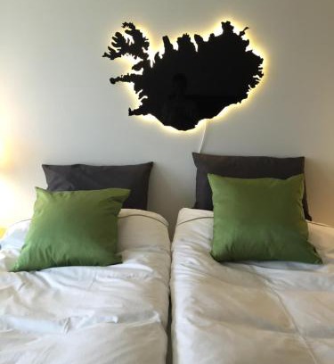 Innri-Njarthvik Villa | Sea View Apartment