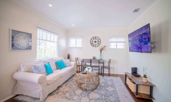 The Strand House | Sea View, Flower Garden, A/c, W/d, Renovated