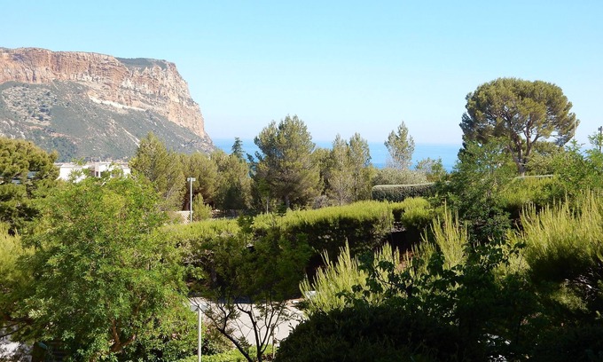 Cassis House | Sea views from a beautiful building, ideally located in Cassis near the harbour