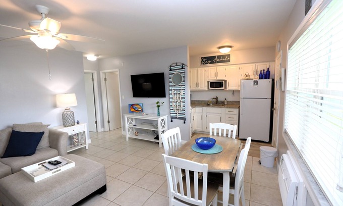 Marco Island Condo | Seabreeze-1 bedroom condo-close to the beach