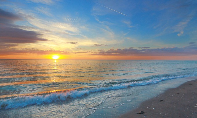 Holmes Beach Condo | Seabreeze Condo B Close to the beach, Pet Friendly, With A Pool.