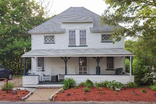 Oak Bluffs House | Seabreeze Retreat