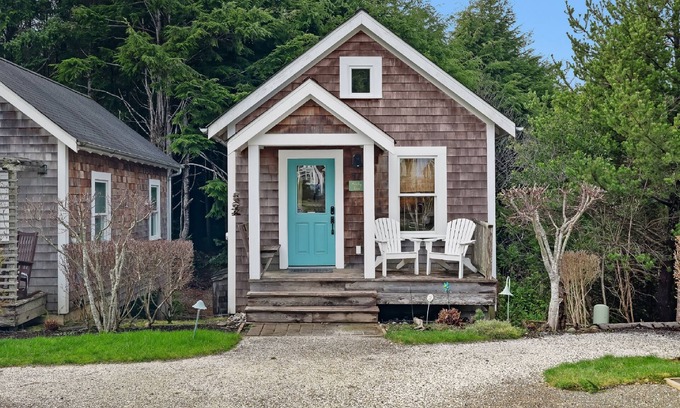 Seabrook House | Seabrook's Beachy Keen, a private hot tub