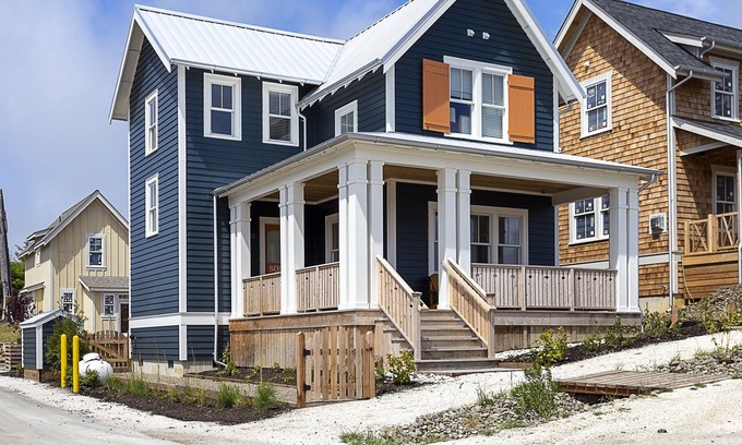 Seabrook House | Seabrook's Fog Lifter: Dog Friendly, Hot Tub!