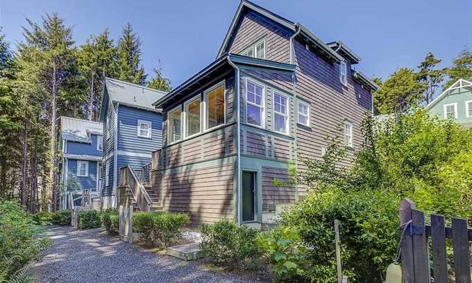 Seabrook House | Seabrook's Siren Song, a dog-friendly home!