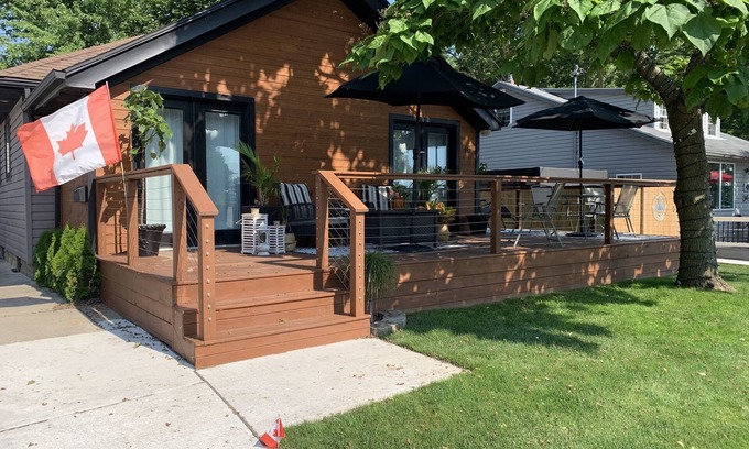 Leamington Cottage | Seacliff Sunset Cottage Rental on Seacliff Beach