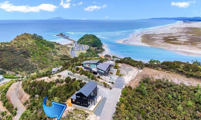 Mangawhai Heads House | Seacoast Sanctuary - Stunning holiday home with great views in premium location