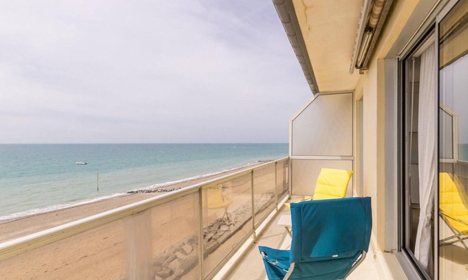 Agon-Coutainville Apartment | Seafront apartment with services included and private parking