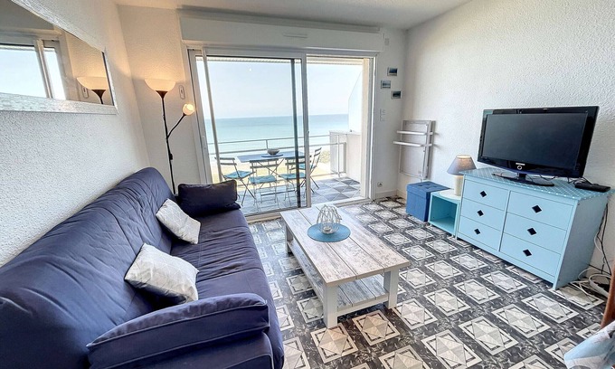 Jullouville Apartment | Seafront apartment with balcony and private parking