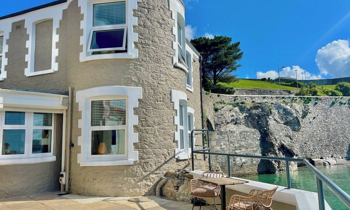 Plymouth Cottage | Seafront Cottage - Beach Access - Pet Friendly