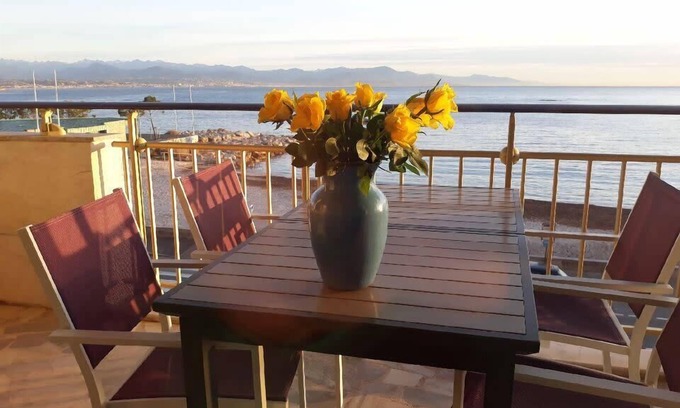 Cap-d'Antibes Condo | Seafront one bedroom apartment with a terrasse, swimming pool and a parking