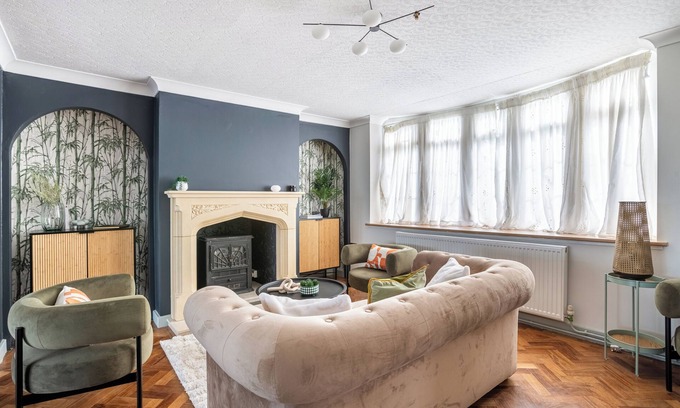 Birchington House | Seafront Retreat: Opulent 4BR Haven for Big Groups