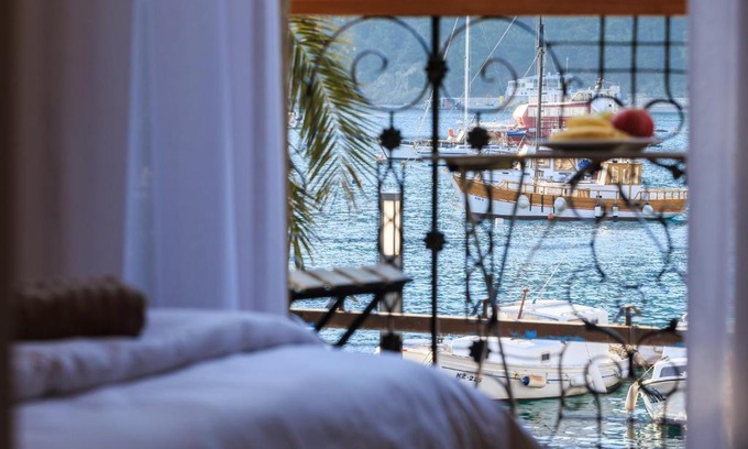 Komiza Bed & Breakfast | Seafront rooms Koluna