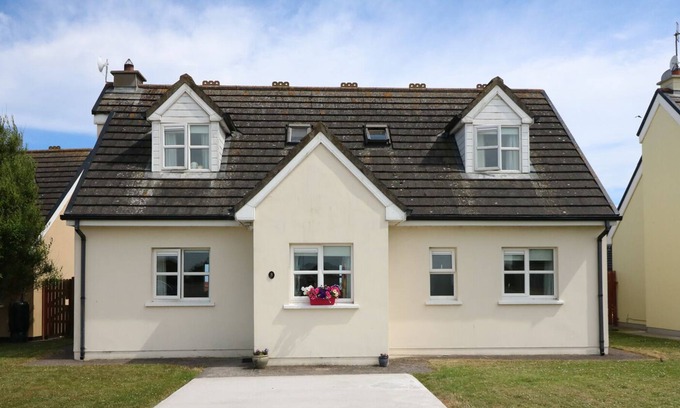 Youghal Cottage | SEAGAZE, pet friendly, with a garden in Youghal, County Cork