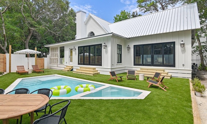 Seagrove Beach House | Seagrove - Beach Digs🌴 Old Seagrove Escape – Private Pool, Hot Tub & 5 Bikes Included!