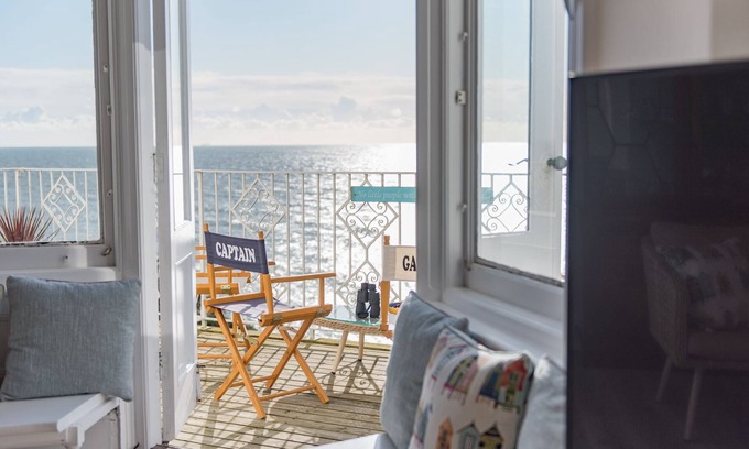 Folkestone Apartment | Seagulls by Bloom Stays - sleeps 8 guests in 4 bedrooms