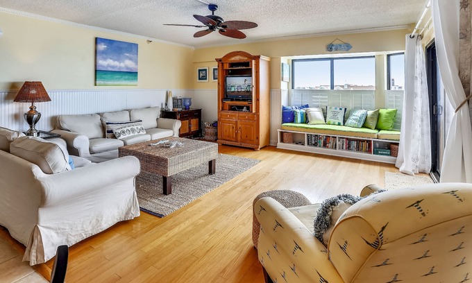 Indian Rocks Beach Condo | Seahorse 401 NEW Listing|Stunning|3 Balconies|Modern|Updates w|granite.