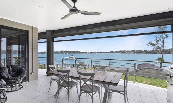 Lake Macquarie City Council House | Sealand Lake House - Stunning Absolute Waterfront at Fishing Point