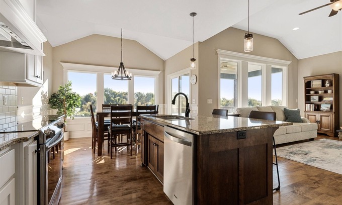Kansas City House | Searcy Gardens - Gorgeous Home North of KC