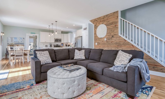 Logsden House | Searenity Now-New! Hot Tub-Deck-Beach Access-BBQ
