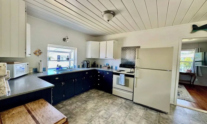 Camano Island House | Seas the Day Cottage on Camano Island. Walks on the beach & beautiful sunsets.