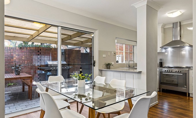 Glenelg South House | Seascape | 3BDR, Luxury, Beach, WiFi & Airport
