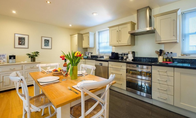 Aldeburgh Apartment | Seascape - sleeps 5 guests in 3 bedrooms