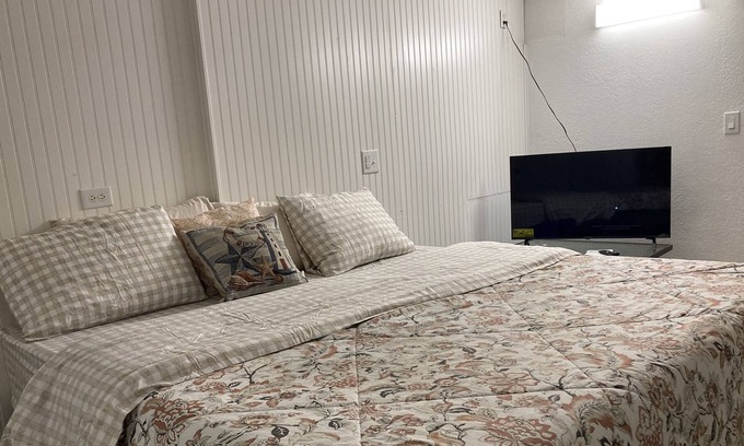 St. Petersburg - Clearwater Apartment | Seashell Cottage 10 minutes from the Pier