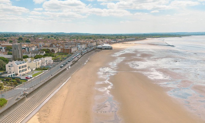Burnham-on-Sea Apartment | Seashells - Ground Floor Seafront Apartment - Burnham on Sea - Free Parking
