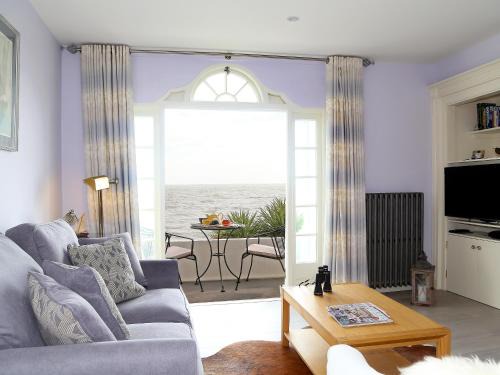 Sandgate House | Seashore Apartment