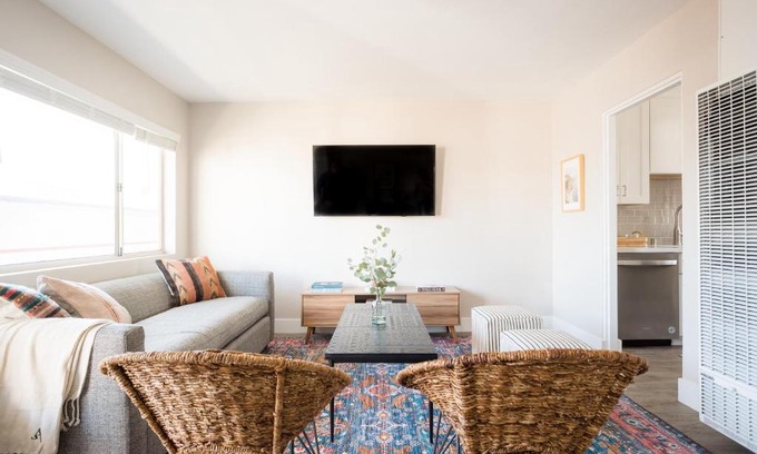 Village of La Jolla Apartment | Seashore V by AvantStay Sleek La Jolla Flat 5mins from the Beach
