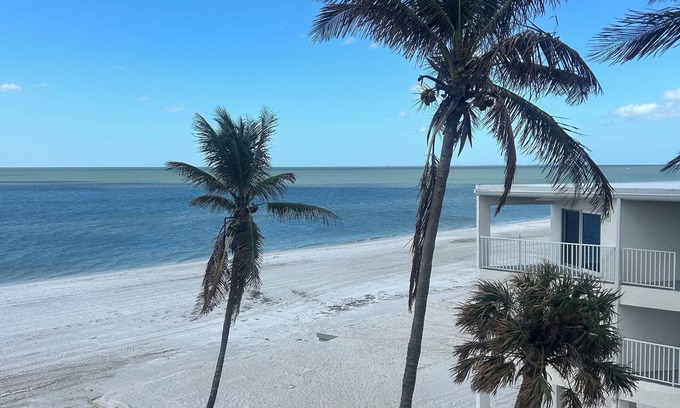 Fort Myers Beach Condo | Seaside 2 bed and 2 bath direct beachfront across from Publix and restaurants