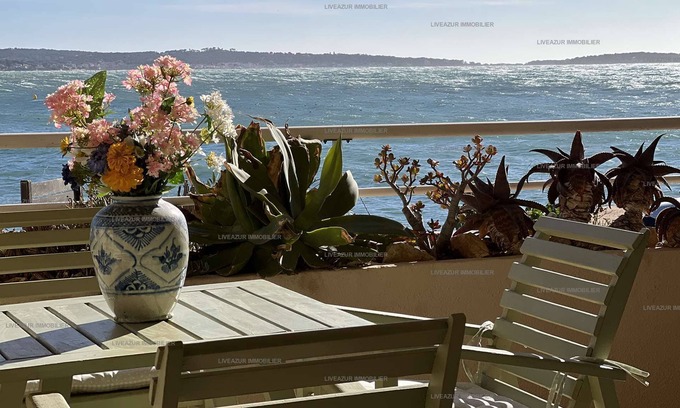Sanary-sur-Mer Apartment | Seaside apartment within walking distance to the beach and port with sea view terrace for 5