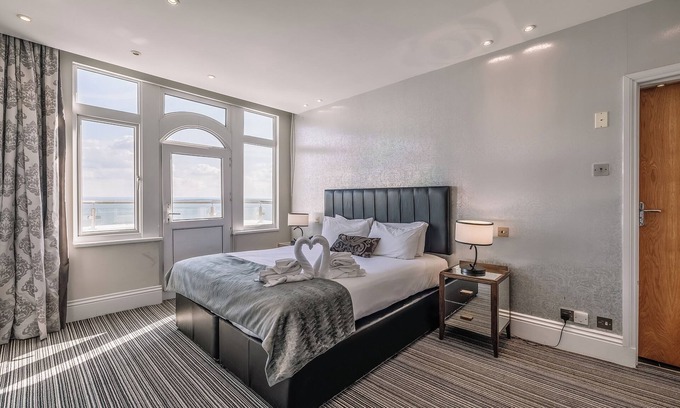 Westcliff-on-Sea Hotel | Seaside Comfort Near Southend Pier – Walk to the Beach, Restaurants & Attraction