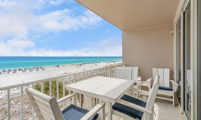 Fort Walton Beach Condo | Seaside condo with wonderful beach views, balcony, grill, pool, hot tub, & gym