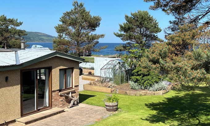 Fortrose Cottage | Seaside cottage by a sandy beach - dolphins, golf, near Inverness and Loch Ness