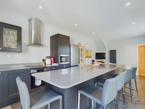 Ryde House | Seaside Cottage, Moments from Ryde's Golden Sands, Sleeps 4