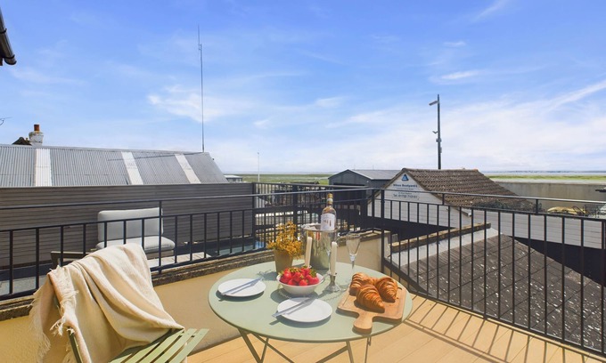 Isle of Grain Cottage | Seaside Cottage Retreat in Leigh-on-Sea