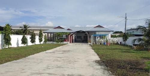 Sungai Besar House | Seaside cottage room stays