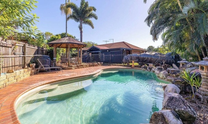 Redland Bay House | Seaside detached villa on a quiet street 4 bedrooms, 2 bathrooms Pool Courtyard