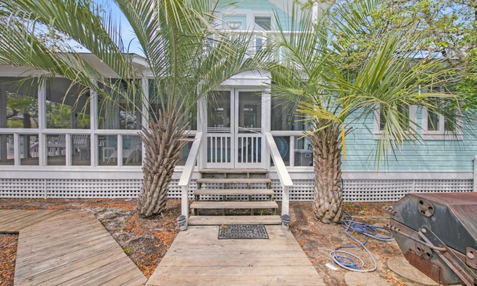Seaside House | Seaside "Fair Winds" | 2 BR with Loft | sleeps 6 | STEPS to Beach| 2 Bikes!