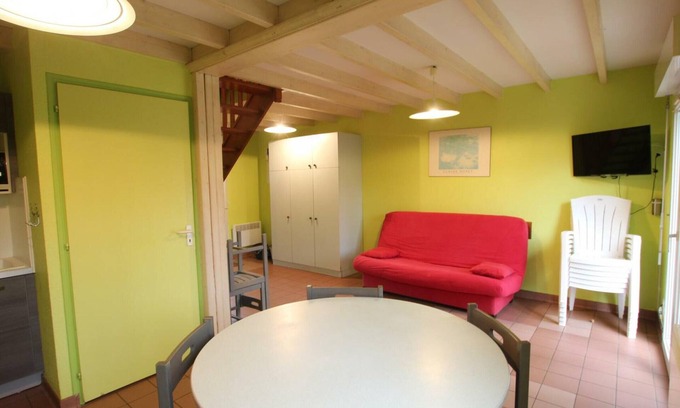 Omonville-la-Rogue Cottage | Seaside Getaway: Cozy Home with Garden, BBQ, and Sports Facilities
