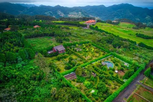 Santo da Serra Ski Chalet | Seaside golf chalet retreat with 10000 square meter garden